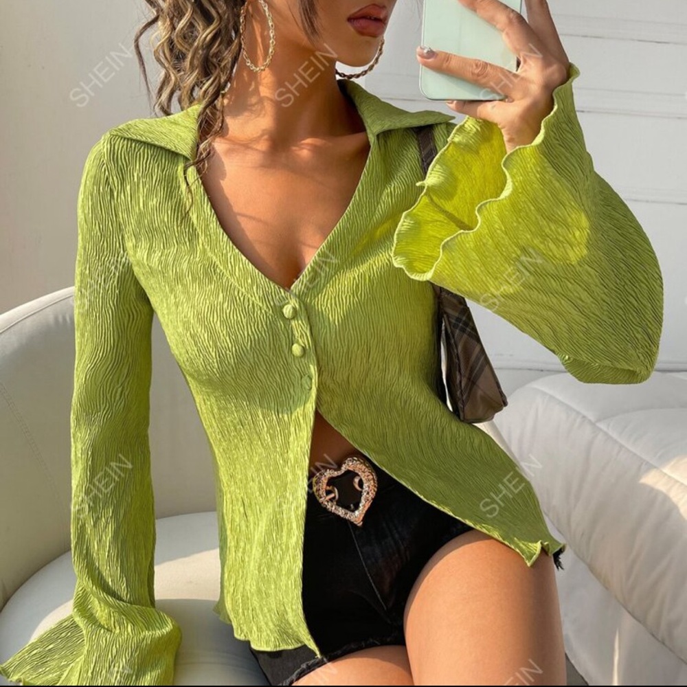 Flounce sleeve lettuce trim shirt